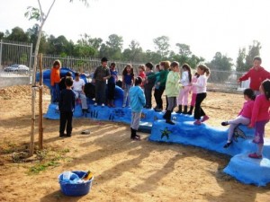 פסל העשוי ממיחזור בקבוקים ,צמיגים ואריזות בבית ספר בדרום פסל העשוי ממיחזור בקבוקים ,צמיגים ואריזות בבית ספר בדרום