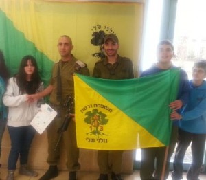 מעניקים שי ללוחמים (2) מיניקים שי לחיילי גולני