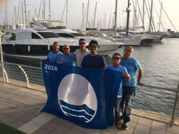 הדגל הכחול המאפיין את אשדוד