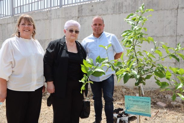 נוטעים עצים באשקלון לזכר נרצחי השואה