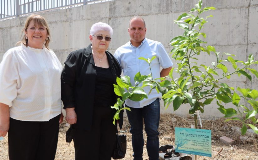 נוטעים עצים באשקלון לזכר נרצחי השואה